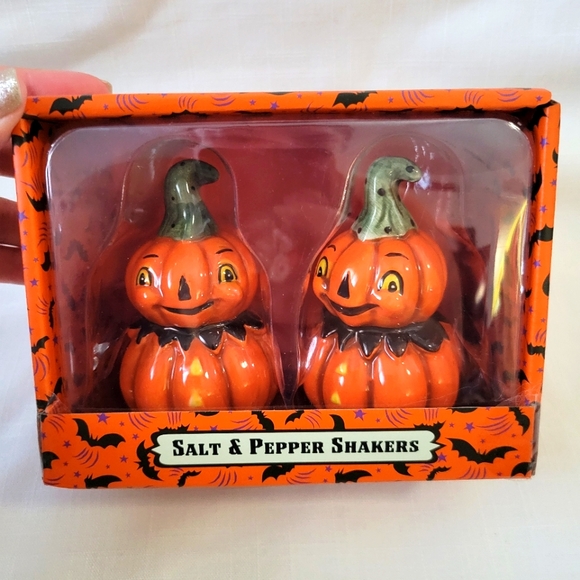 New Johanna Parker Pumpkin Salt and Pepper Shakers - Picture 5 of 9